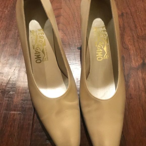 Ferragamo leather iridescent beige pumps with silver kitten heels 8.5aa narrow - Picture 2 of 6
